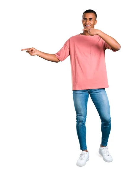 Ständiga Ung Afroamerikanska Man Pekar Finger Sidan Och Presentera Produkt — Stockfoto