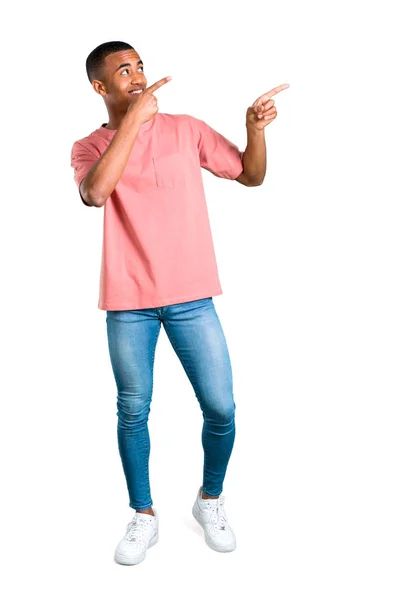 Staande Jonge Afro Amerikaanse Man Wijzen Met Wijsvinger Een Geweldig — Stockfoto