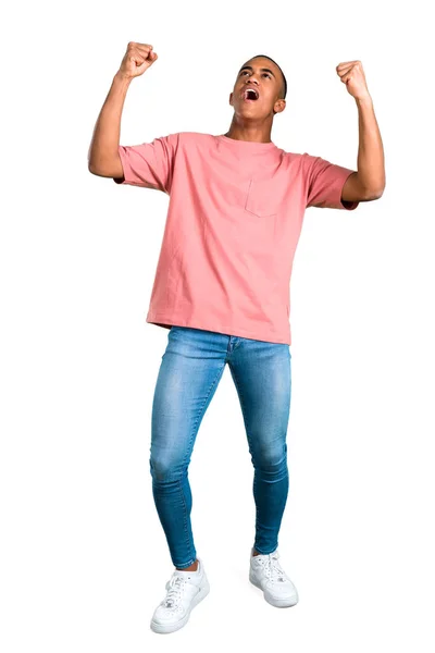 Stojący Młodzieniec African American Świętuje Zwycięstwo Szczęśliwy Wygrania Nagrody Białym — Zdjęcie stockowe