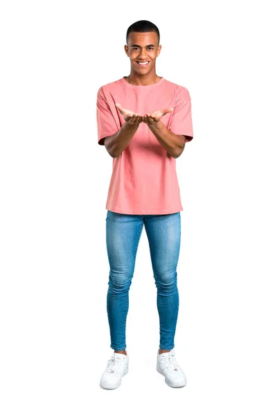 立っている若いアフリカ系アメリカ人コピー スペースを手のひらに架空保持分離白背景に広告を挿入するには — ストック写真