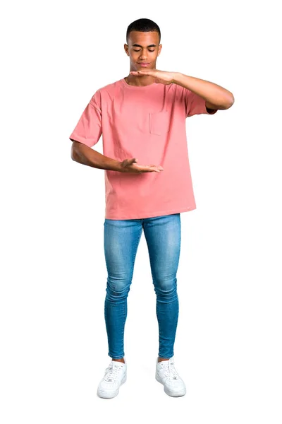 立っている若いアフリカ系アメリカ人コピー スペースを手のひらに架空保持分離白背景に広告を挿入するには — ストック写真