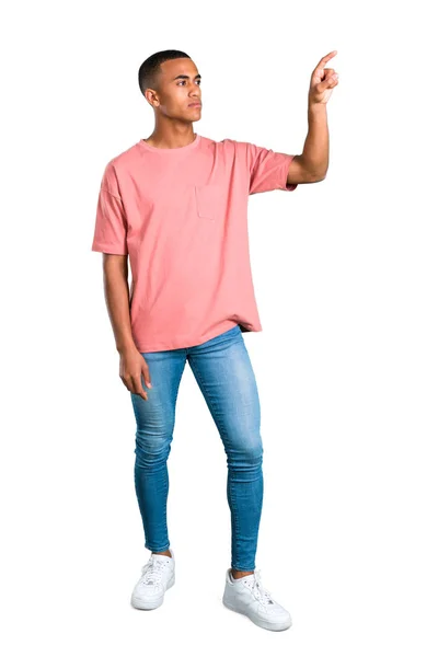 Piedi Giovane Uomo Afroamericano Toccando Sullo Schermo Trasparente Sfondo Bianco — Foto Stock