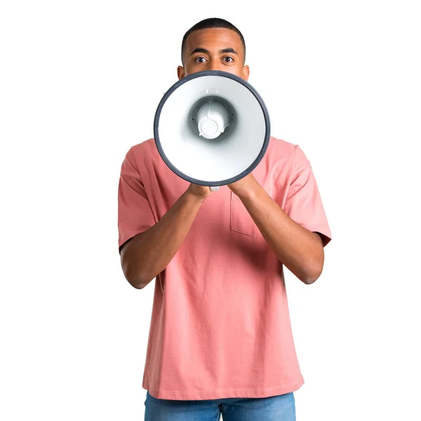 Joven Afroamericano Gritando Través Megáfono Para Anunciar Algo Sobre Fondo — Foto de Stock