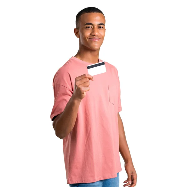 Молодий Афроамериканець Людиною Проведення Кредитної Картки Ізольованих Білим Тлом — стокове фото