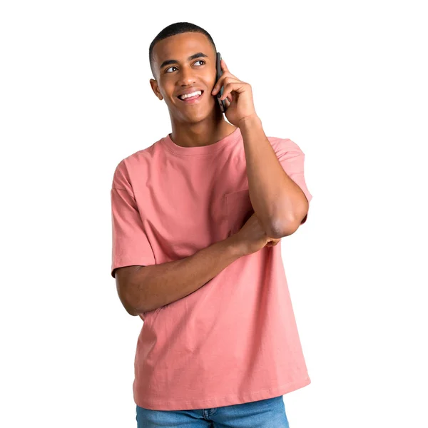 Νεαρός Αφρικανική Αμερικανική Άνθρωπος Που Κρατώντας Μια Συνομιλία Κινητό Τηλέφωνο — Φωτογραφία Αρχείου