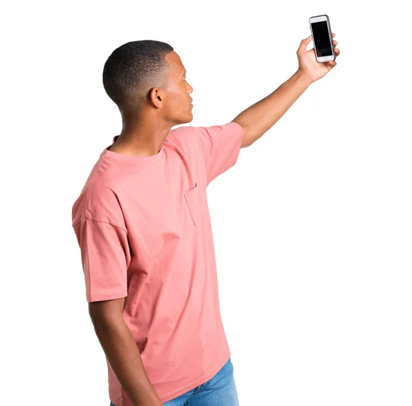 Unga Afroamerikanska Man Tar Selfie Med Mobilen Isolerade Vit Bakgrund — Stockfoto