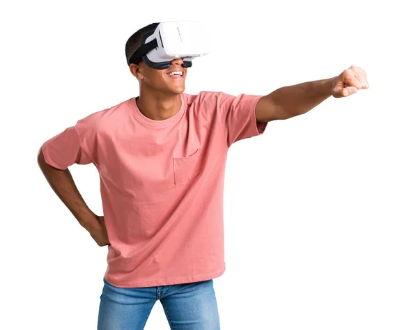 Joven Afroamericano Usando Gafas Experiencia Realidad Virtual Sobre Fondo Blanco — Foto de Stock