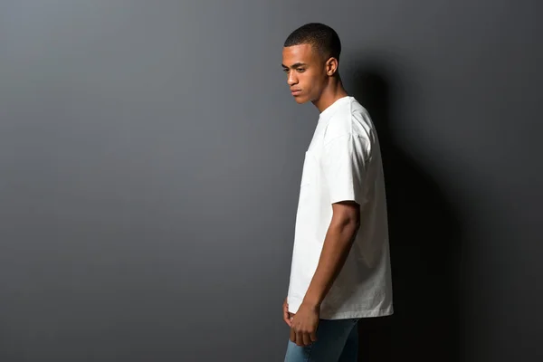 Junger Afrikanisch Amerikanischer Mann Auf Grauem Wandhintergrund — Stockfoto