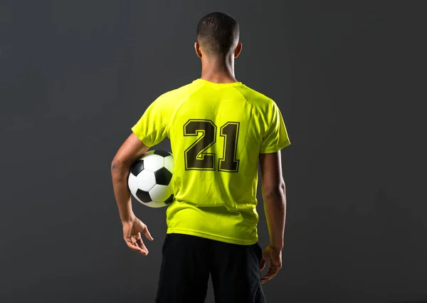 Jogador Futebol Homem Com Pele Escura Jogando Pegar Uma Bola — Fotografia de Stock