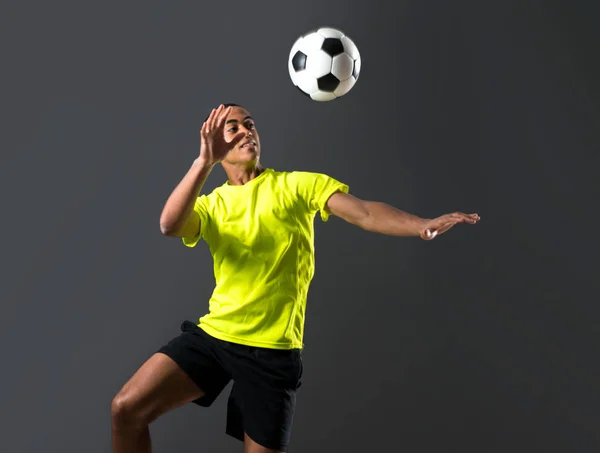 Jogador Futebol Homem Com Pele Escura Jogando Bater Cabeça Fundo — Fotografia de Stock