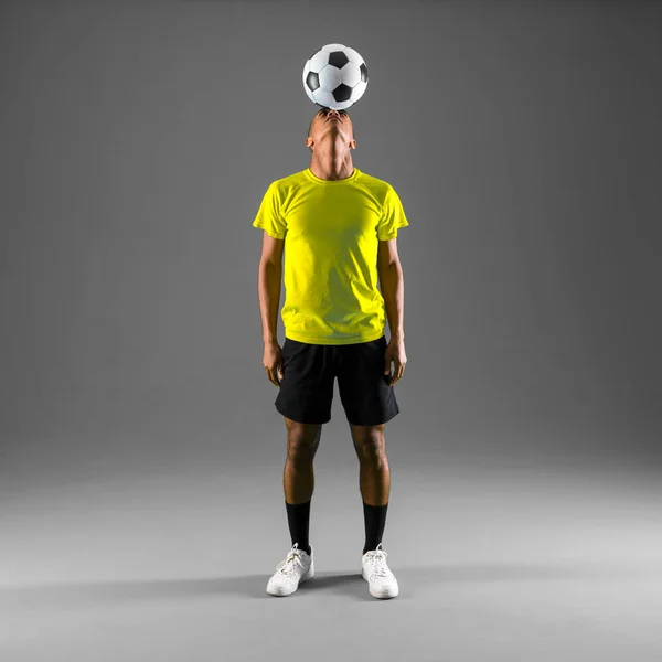 Pemain Sepak Bola Pria Dengan Kulit Gelap Bermain Kepala Memukul — Stok Foto