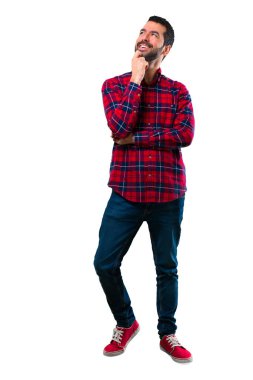 Ayakta ve bir fikir düşünce yakışıklı adam