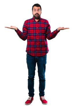 Yakışıklı adam şüpheleri ve karıştırmayın yüz ifadesi ile