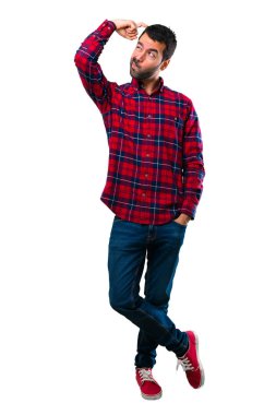 Yakışıklı adam şüpheleri ve karıştırmayın yüz ifadesi ile