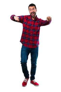 Birisi parmak ile işaret ve çok gülüyor yakışıklı adam