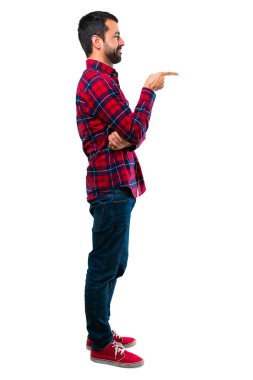 Parmak tarafına işaret ve bir ürün sunma yakışıklı adam