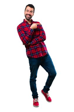 Parmak tarafına işaret ve bir ürün sunma yakışıklı adam