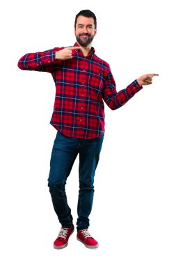 Parmak tarafına işaret ve bir ürün sunma yakışıklı adam