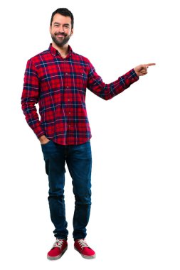 Parmak tarafına işaret ve bir ürün sunma yakışıklı adam