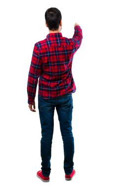 Yakışıklı adam geri işaret parmağı ile işaret