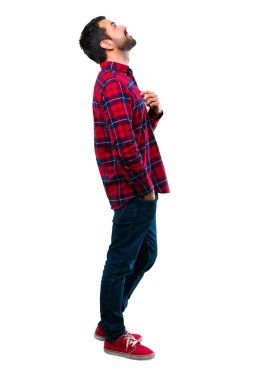 Yakışıklı adam stand ve ararken