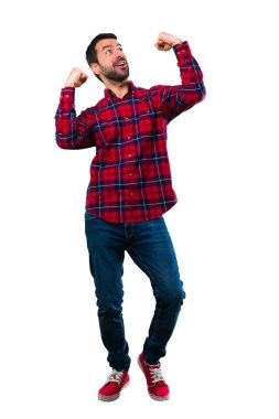 Yakışıklı adam bir zaferini kutluyor