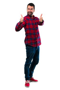 Gülümseyen ve zafer işaret gösteren yakışıklı adam