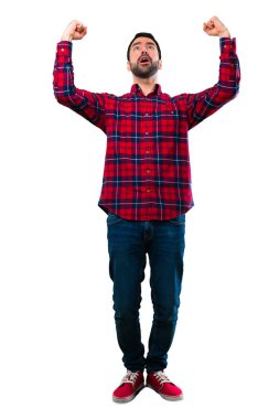 Yakışıklı adam bir zaferini kutluyor