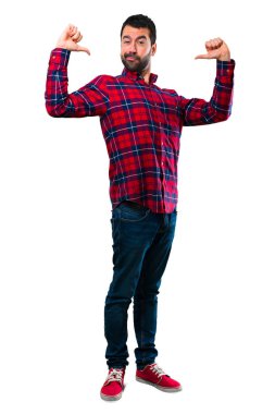 Kibirli ve kendini beğenmiş yakışıklı adam kendini kavram seviyorum