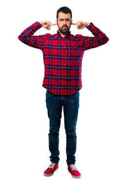 Yakışıklı adam elleriyle her iki kulak kapsayan