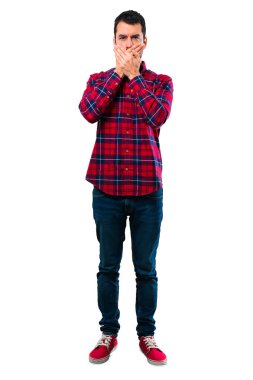 Yakışıklı adam ağzını elleriyle kapsayan