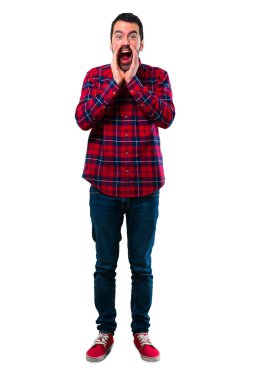 Yakışıklı adam ağzıyla geniş açık bağırarak