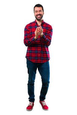 Gülümseyen ve alkış yakışıklı adam