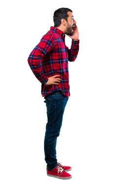 Yakışıklı adam ağzıyla geniş açık bağırarak