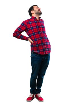 Sırt ağrısı olan yakışıklı adam