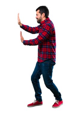 Yakışıklı adam bir şey iterek