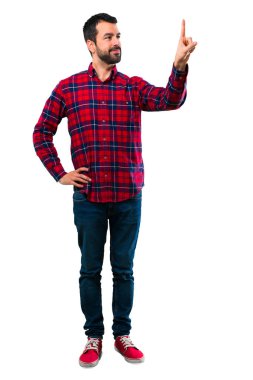 Yakışıklı adam şeffaf ekranda dokunmadan