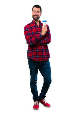 Yakışıklı adam paket servisi olan restoran kağıt bardak sıcak kahve holding