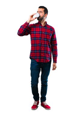 Yakışıklı adam paket servisi olan restoran kağıt bardak sıcak kahve holding