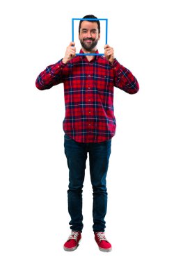 Boş resim çerçevesini önünde yüz üzerinden baktığımda yakışıklı adam