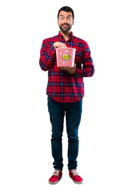 Yakışıklı adam yeme popcorns