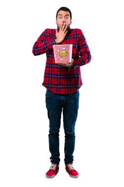 Yakışıklı adam yeme popcorns