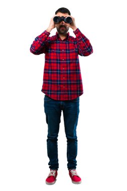 Siyah dürbün ile yakışıklı adam