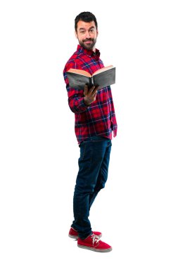 Holding ve bir kitap okuma yakışıklı adam