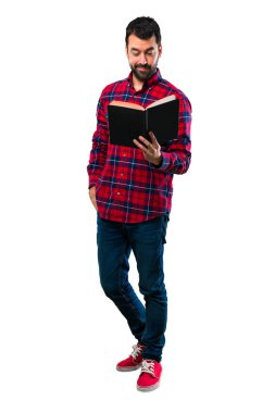 Holding ve bir kitap okuma yakışıklı adam