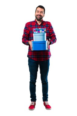 Yakışıklı adam hediye tutarak ellerinde kutular