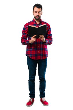 Holding ve bir kitap okuma yakışıklı adam