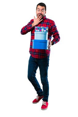 Yakışıklı adam hediye tutarak ellerinde kutular