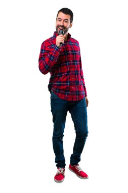 Bir mikrofon tutan ve şarkı yakışıklı adam.