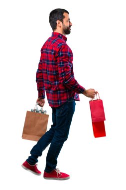 Yakışıklı adam alışveriş torbaları bir sürü holding